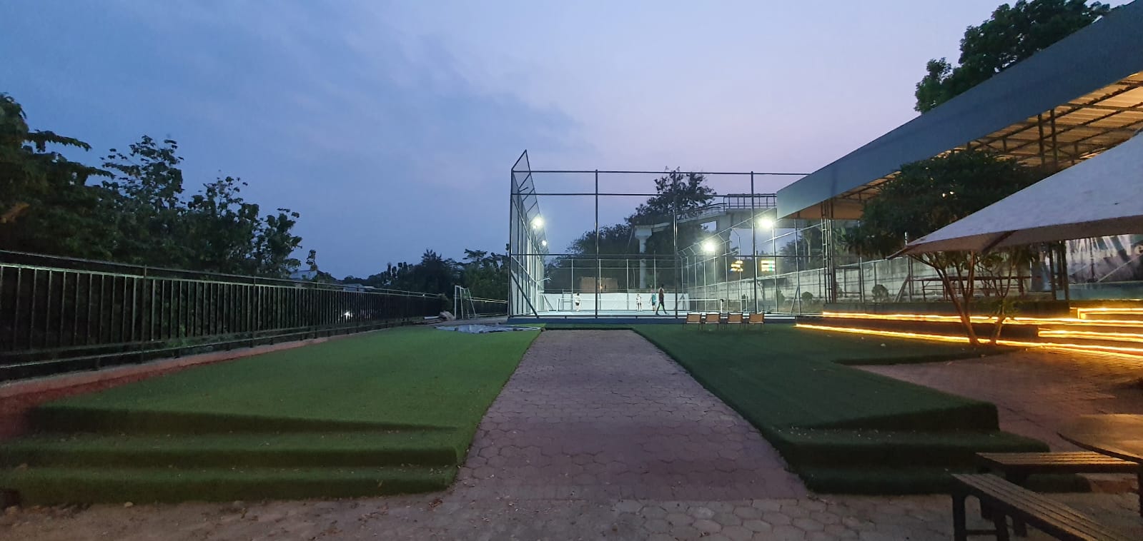 Suasana Permainan Sesi Malam Lampu LED Sorot
